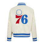 NBA PHILADELPHIA 76ERS RETRO CLASSIC BLOUSON EN SATIN À BORDS CÔTELÉS POUR FEMME (COQUILLE D'ŒUF/BLEU ROYAL)