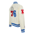 NBA PHILADELPHIA 76ERS RETRO CLASSIC BLOUSON EN SATIN À BORDS CÔTELÉS POUR FEMME (COQUILLE D'ŒUF/BLEU ROYAL)