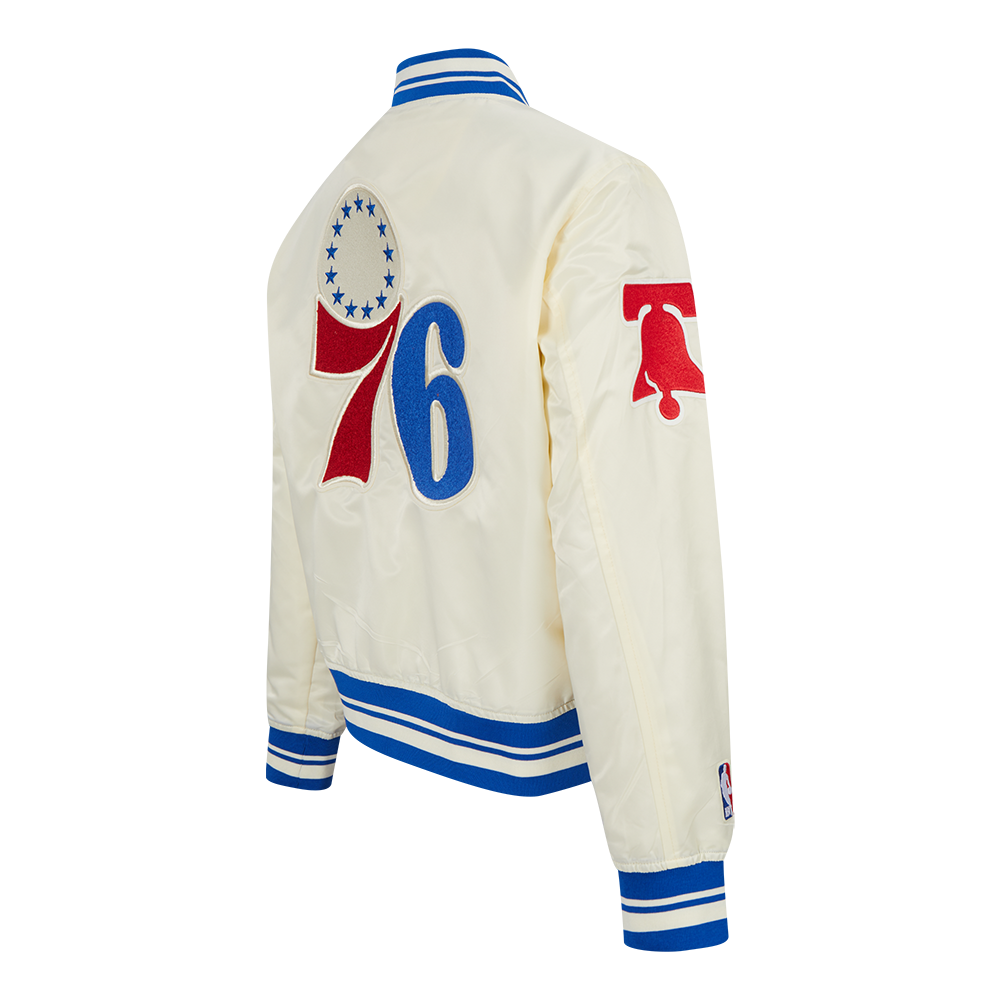 NBA PHILADELPHIA 76ERS RETRO CLASSIC BLOUSON EN SATIN À BORDS CÔTELÉS POUR FEMME (COQUILLE D'ŒUF/BLEU ROYAL)