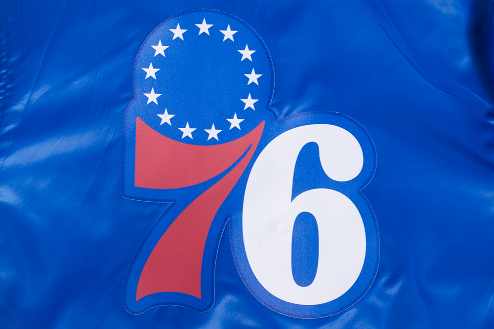 NBA PHILADELPHIA 76ERS CLASSIC BLOUSON EN SATIN POUR FEMME (BLEU ROYAL)