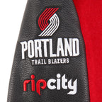 NBA PORTLAND TRAIL BLAZERS CLASSIC BLOUSON COLLÉGIAL EN LAINE POUR GARÇON BAMBIN (ROUGE/NOIR)