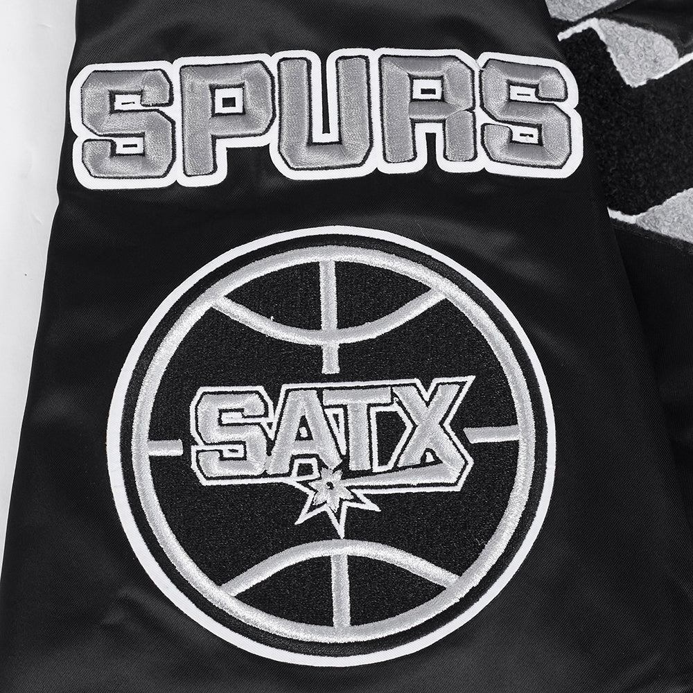 NBA SAN ANTONIO SPURS MASH UP BLOUSON EN SATIN À BORDS CÔTELÉS POUR HOMME (NOIR/GRIS)