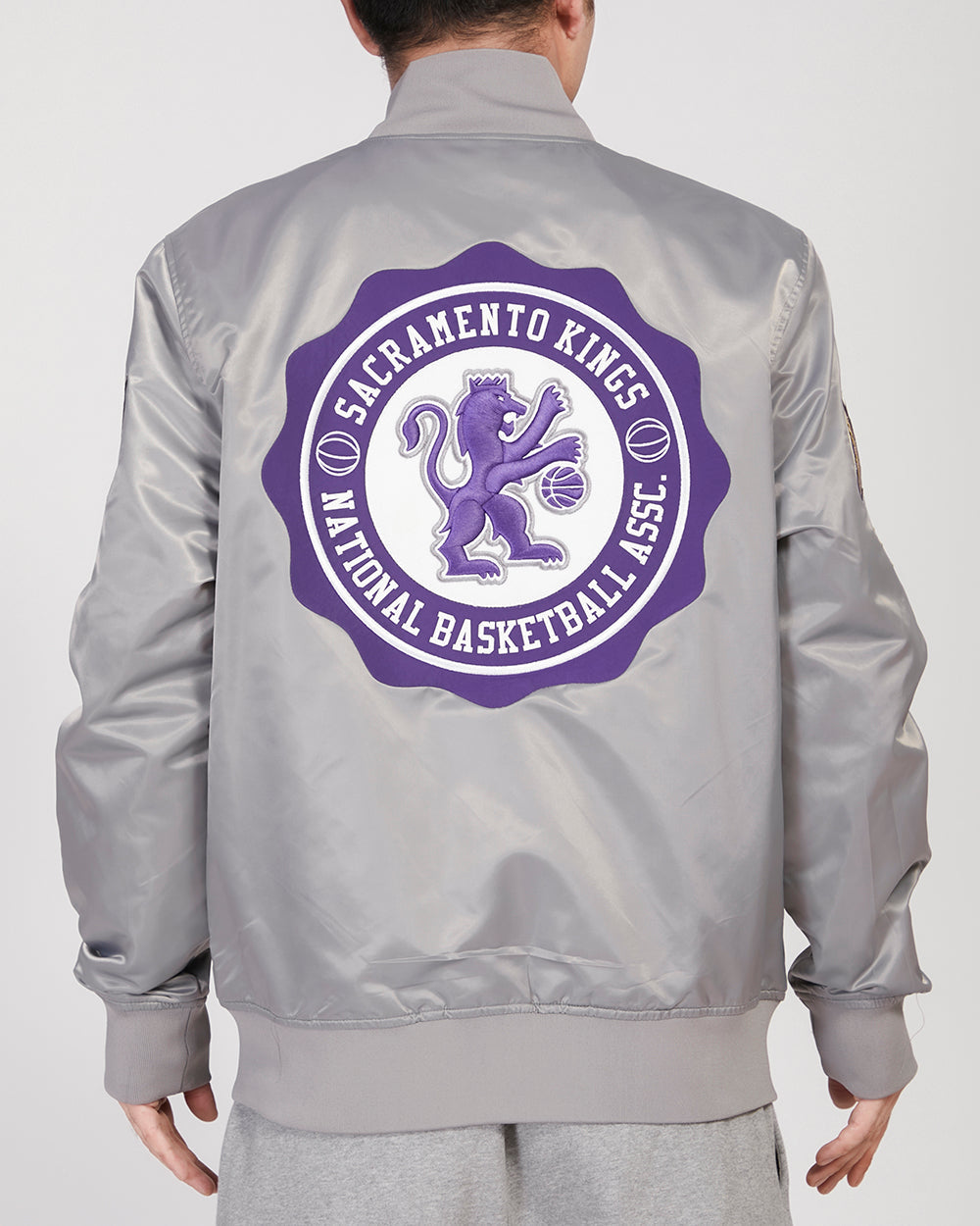 NBA SACRAMENTO KINGS CREST EMBLEM MEN'S SATIN JACKET (GRAY)