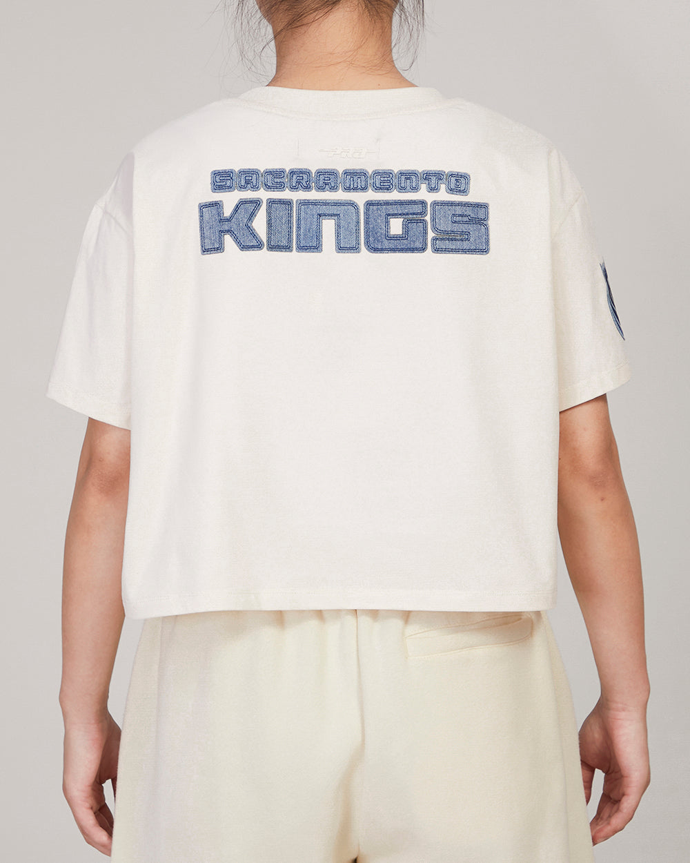 NBA SACRAMENTO KINGS VARSITY BLUES WOMEN'S BOXY TEE (LINEN)