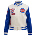 NBA DETROIT PISTONS RETRO CLASSIC BLOUSON COLLÉGIAL EN LAINE À BORDS CÔTELÉS POUR FEMME (COQUILLE D'ŒUF/BLEU ROYAL)