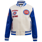 NBA DETROIT PISTONS RETRO CLASSIC BLOUSON COLLÉGIAL EN LAINE À BORDS CÔTELÉS POUR FEMME (COQUILLE D'ŒUF/BLEU ROYAL)