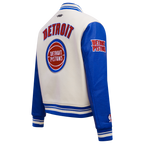 NBA DETROIT PISTONS RETRO CLASSIC BLOUSON COLLÉGIAL EN LAINE À BORDS CÔTELÉS POUR FEMME (COQUILLE D'ŒUF/BLEU ROYAL)