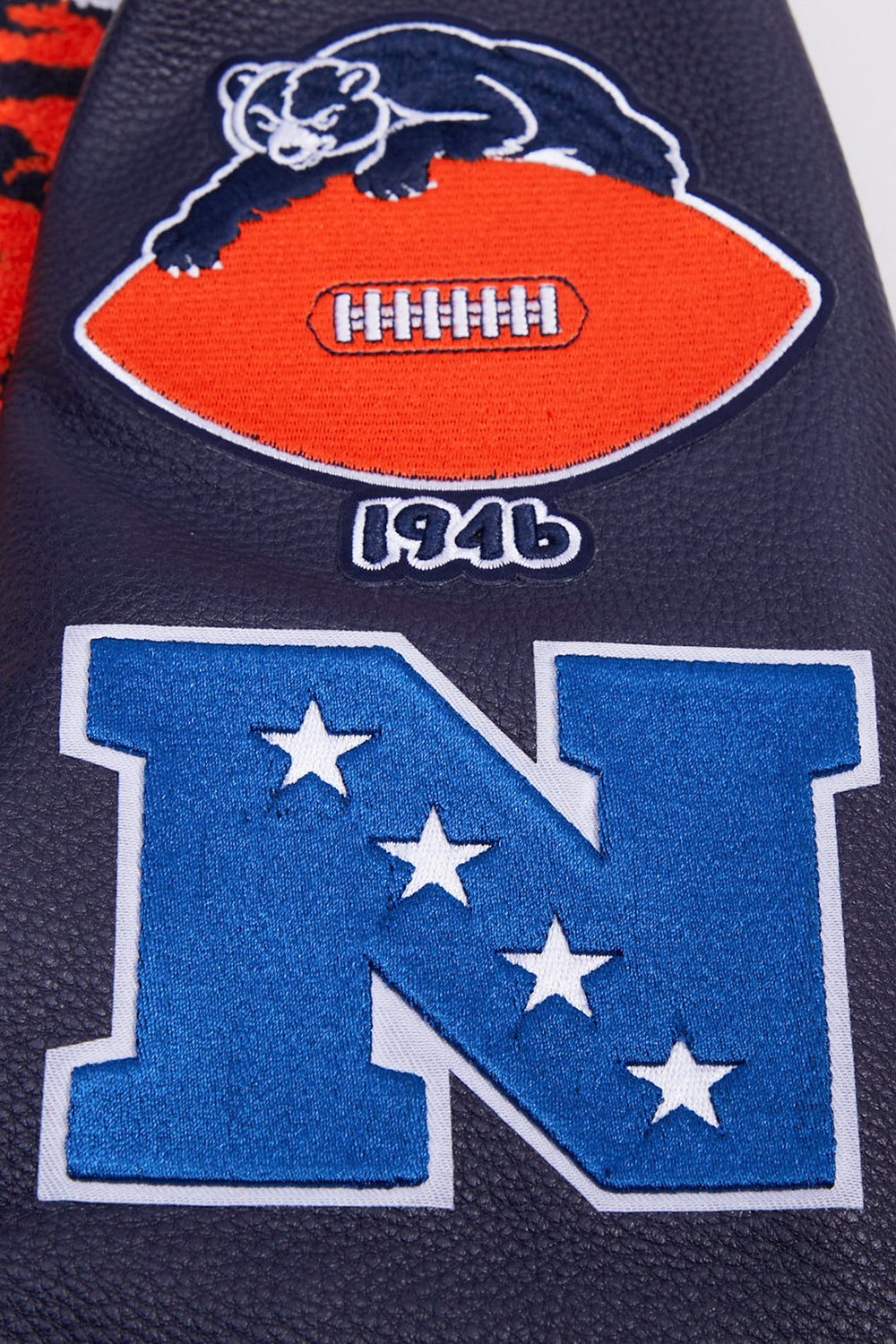 NFL CHICAGO BEARS RETRO CLASSIC BLOUSON COLLÉGIAL EN LAINE À BORDS CÔTELÉS POUR HOMME (COQUILLE D'ŒUF/MARINE MINUIT)