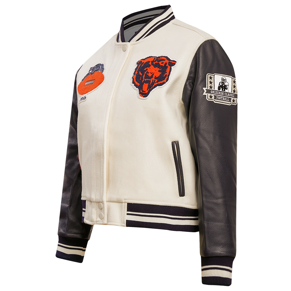 NFL CHICAGO BEARS RETRO CLASSIC BLOUSON COLLÉGIAL EN LAINE À BORDS CÔTELÉS POUR FEMME (COQUILLE D'ŒUF/MARINE MINUIT)