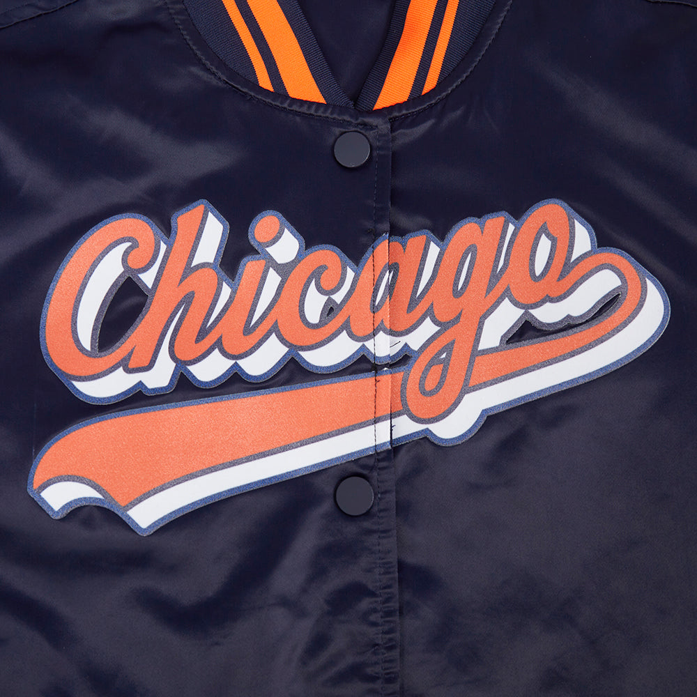 NFL CHICAGO BEARS SCRIPT TAIL BLOUSON EN SATIN POUR FEMME (MARINE MINUIT/ORANGE/MARINE MINUIT)