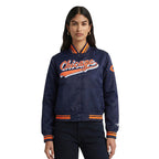NFL CHICAGO BEARS SCRIPT TAIL BLOUSON EN SATIN POUR FEMME (MARINE MINUIT/ORANGE/MARINE MINUIT)