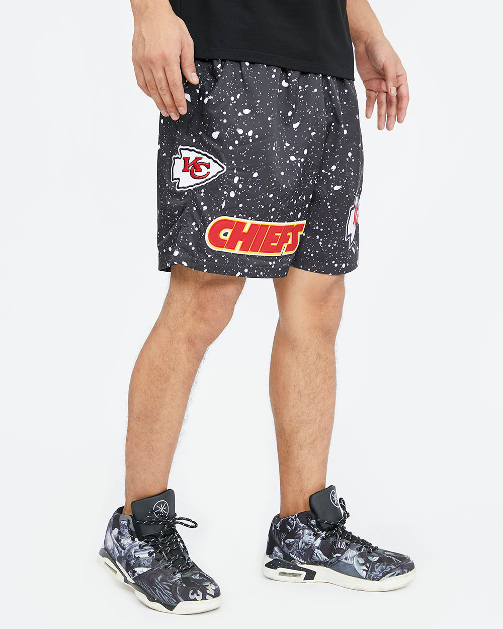 NFL KANSAS CITY CHIEFS TACKLE TWILL AOP SPLATTER MEN'S WOVEN SHORT (BLACK)