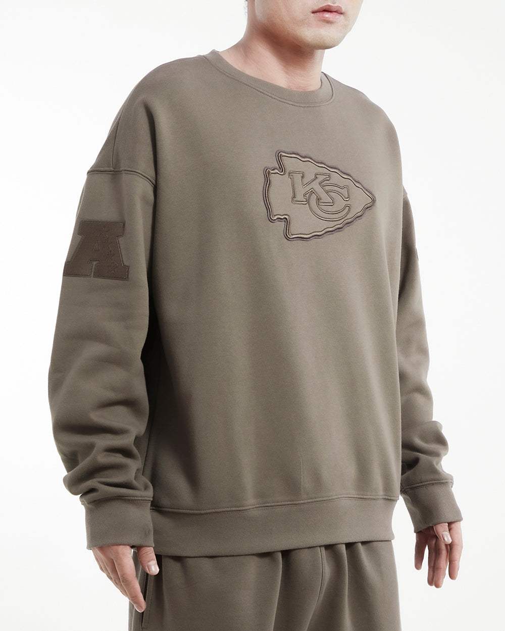 NFL KANSAS CITY CHIEFS NEUTRAL DROP SHOULDER MEN'S CREWNECK (DARK TAUPE)