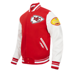 NFL KANSAS CITY CHIEFS OLD ENGLISH BLOUSON COLLÉGIAL EN LAINE À BORDS CÔTELÉS POUR HOMME (ROUGE/BLANC)