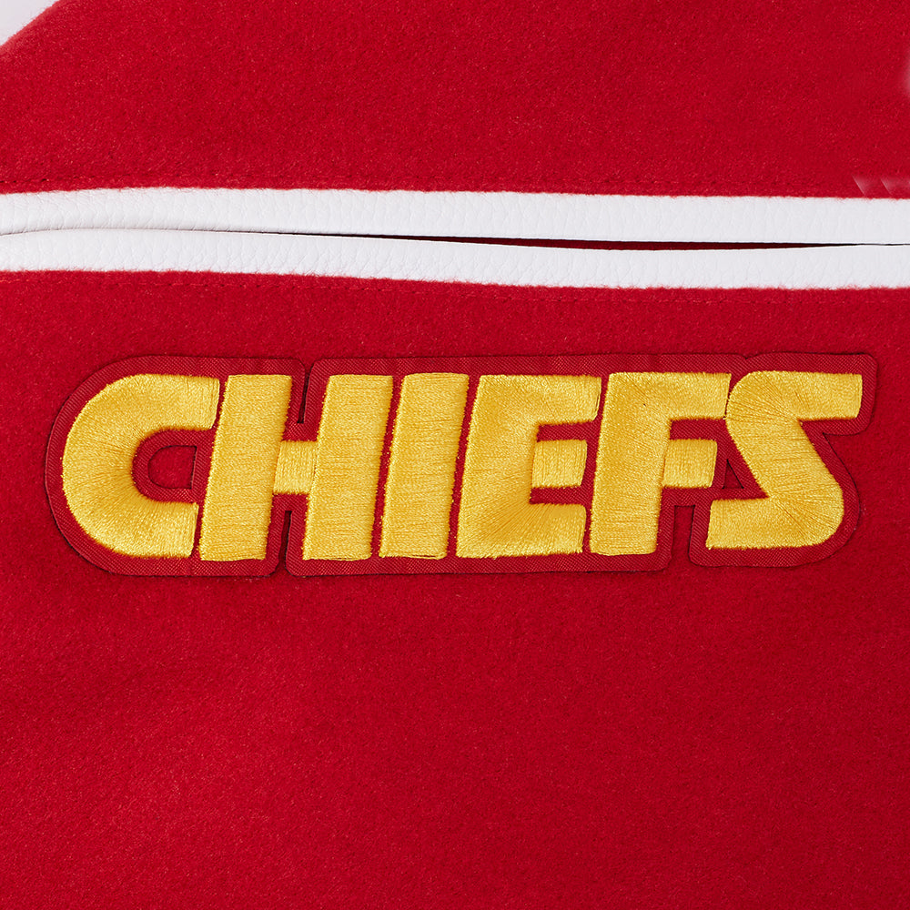 NFL KANSAS CITY CHIEFS TEAM BADGE BLOUSON COLLÉGIAL EN LAINE À BORDS CÔTELÉS POUR HOMME (ROUGE/BLANC)