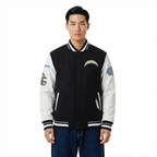 NFL LOS ANGELES CHARGERS OLD ENGLISH BLOUSON COLLÉGIAL EN LAINE À BORDS CÔTELÉS POUR HOMME (NOIR/BLANC)