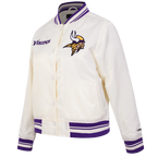 NFL MINNESOTA VIKINGS RETRO CLASSIC BLOUSON EN SATIN À BORDS CÔTELÉS POUR FEMME (COQUILLE D'ŒUF/VIOLET)