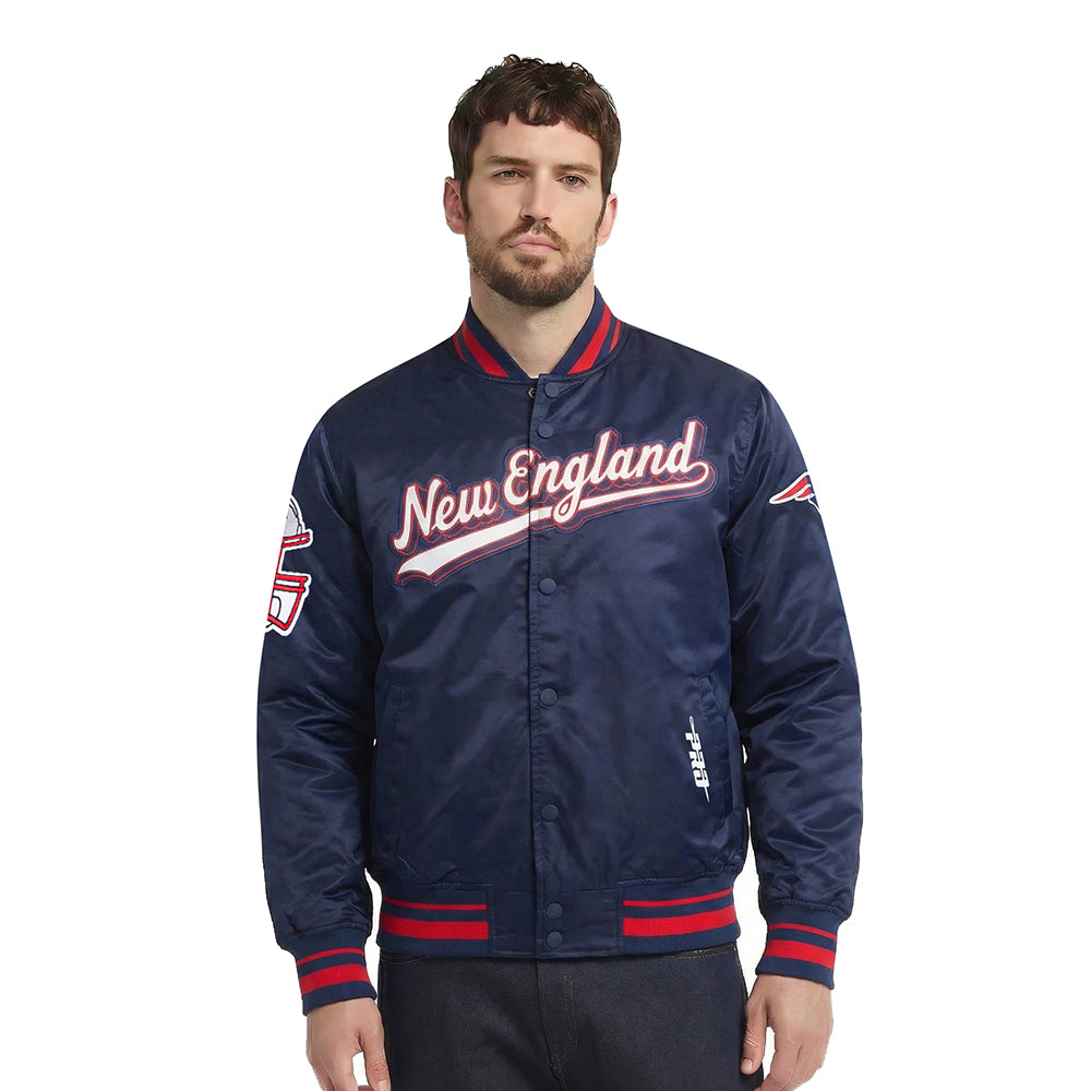 NFL NEW ENGLAND PATRIOTS SCRIPT TAIL BLOUSON EN SATIN POUR HOMME (MARINE MINUIT/ROUGE/MARINE MINUIT)