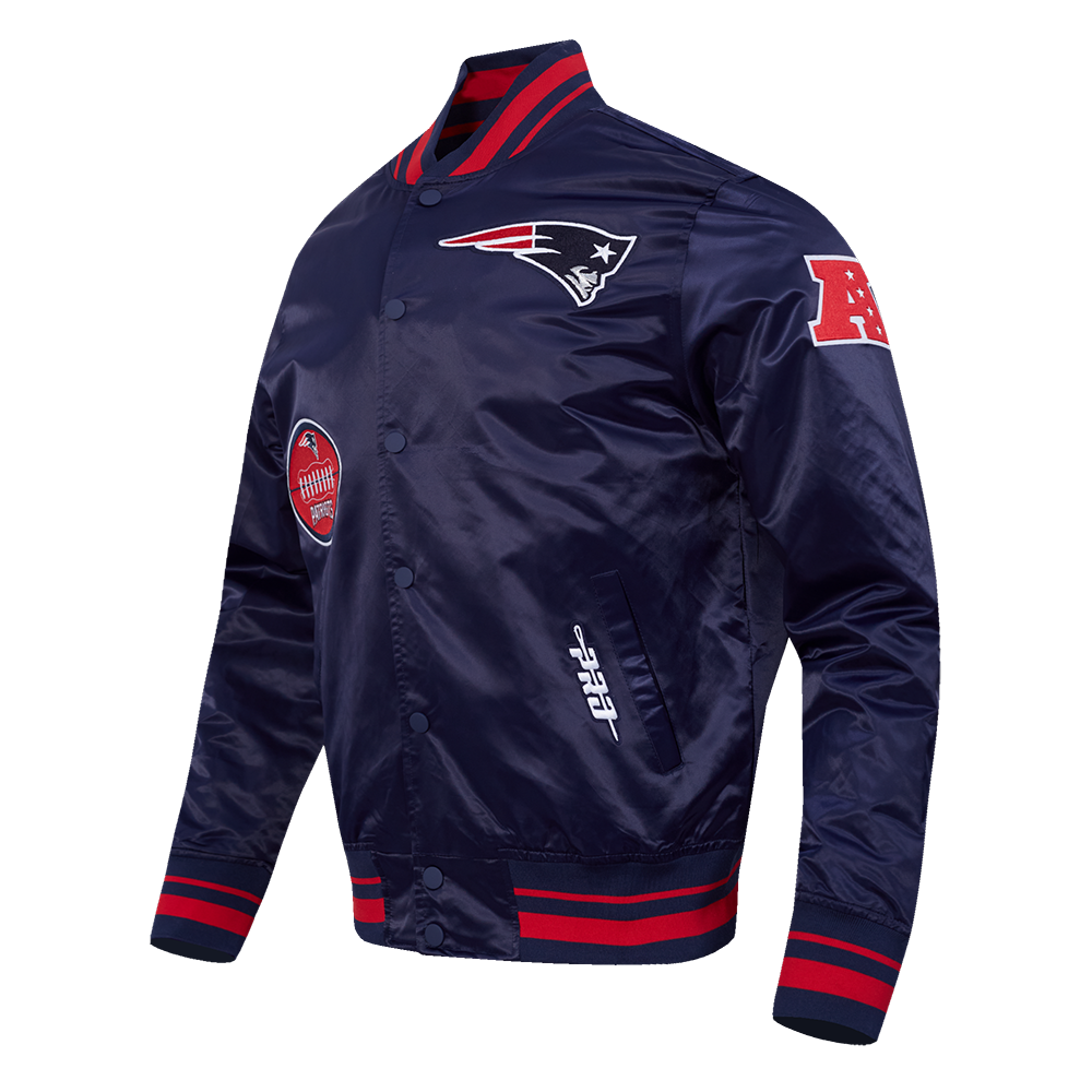 NFL NEW ENGLAND PATRIOTS OLD ENGLISH BLOUSON EN SATIN À BORDS CÔTELÉS POUR HOMME (MARINE MINUIT/ROUGE/MARINE MINUIT)
