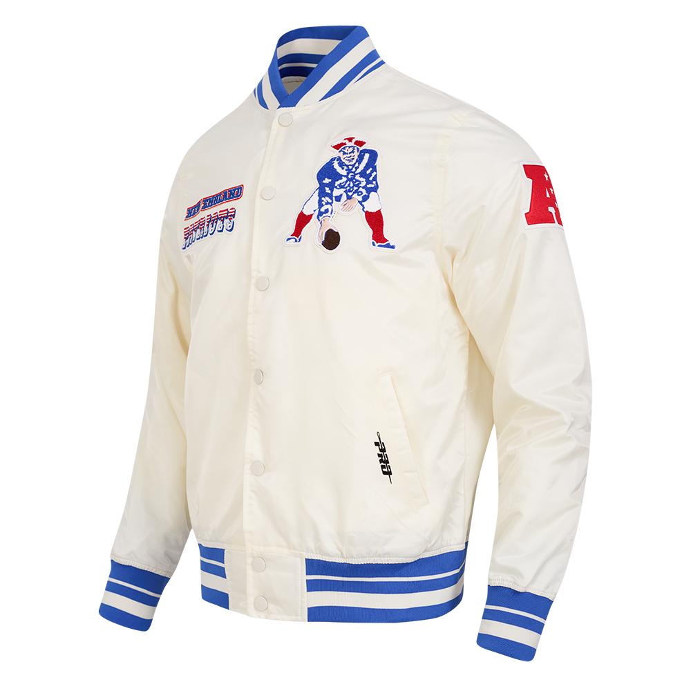 NFL NEW ENGLAND PATRIOTS RETRO CLASSIC BLOUSON EN SATIN À BORDS CÔTELÉS POUR HOMME (COQUILLE D'ŒUF/BLEU ROYAL)