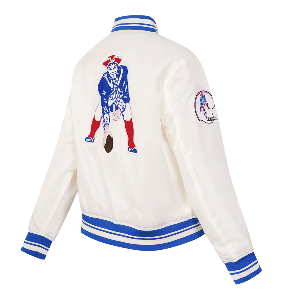 NFL NEW ENGLAND PATRIOTS RETRO CLASSIC BLOUSON EN SATIN À BORDS CÔTELÉS POUR FEMME (COQUILLE D'ŒUF/BLEU ROYAL)