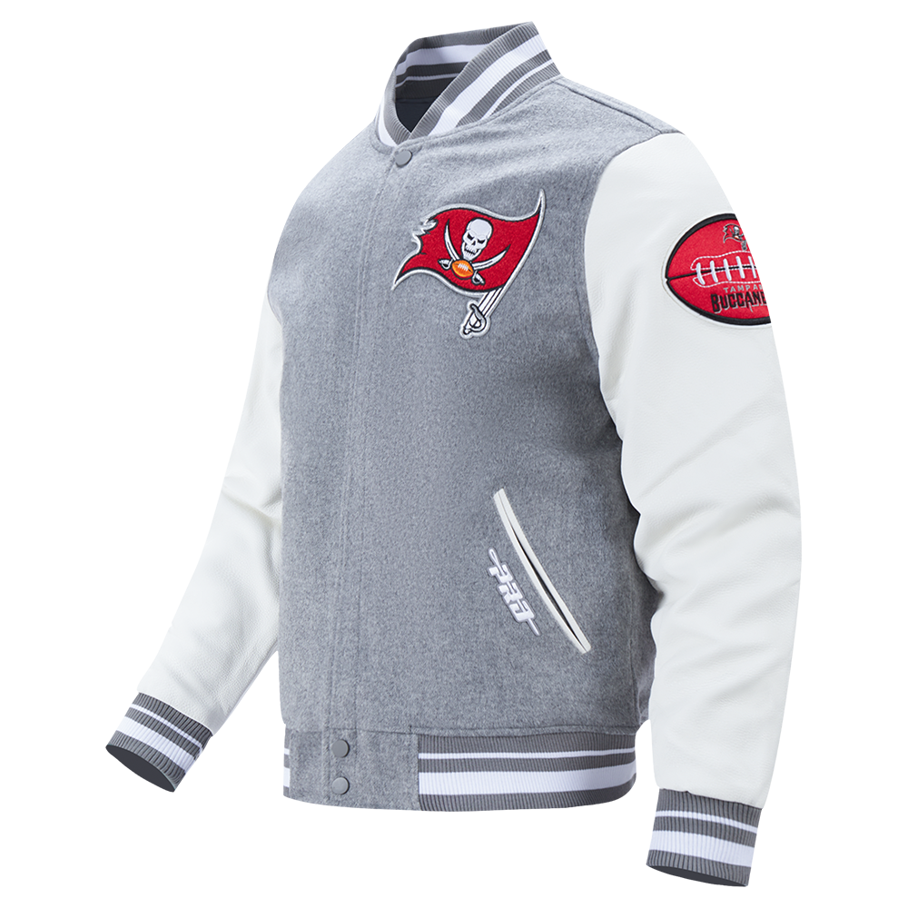 NFL TAMPA BAY BUCCANEERS OLD ENGLISH BLOUSON COLLÉGIAL EN LAINE À BORDS CÔTELÉS POUR HOMME (GRIS CHINÉ/BLANC)
