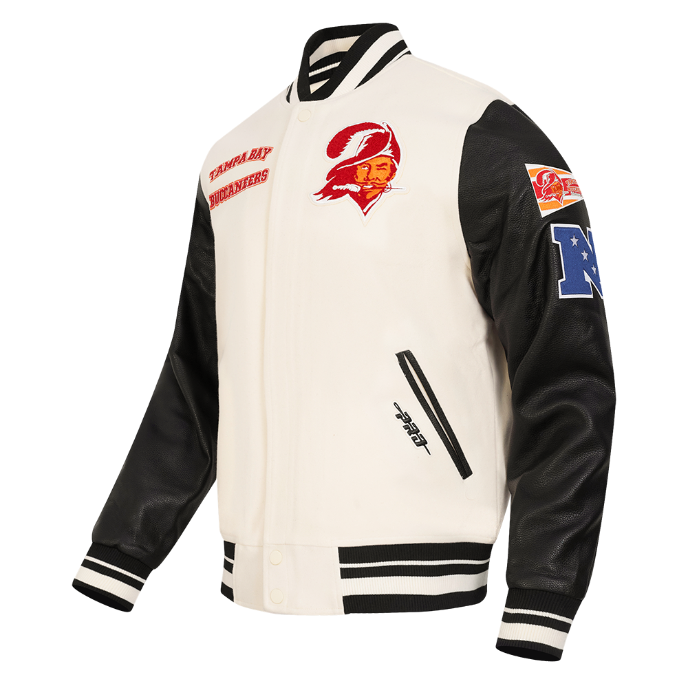 NFL TAMPA BAY BUCCANEERS RETRO CLASSIC BLOUSON COLLÉGIAL EN LAINE À BORDS CÔTELÉS POUR HOMME (COQUILLE D'ŒUF/NOIR)