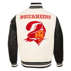 NFL TAMPA BAY BUCCANEERS RETRO CLASSIC BLOUSON COLLÉGIAL EN LAINE À BORDS CÔTELÉS POUR HOMME (COQUILLE D'ŒUF/NOIR)