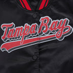 NFL TAMPA BAY BUCCANEERS SCRIPT TAIL BLOUSON EN SATIN POUR FEMME (NOIR/ROUGE/NOIR)
