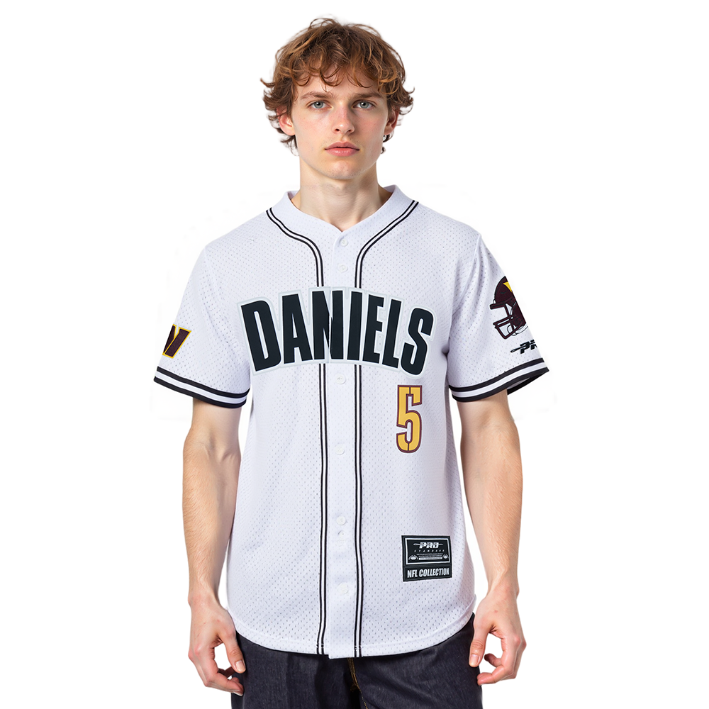 NFL WASHINGTON COMMANDERS JAYDEN DANIELS #5 CLASSIC MESH PNN CHEMISE BOUTONNÉE EN FILET POUR HOMME (BLANC/NOIR/BLANC)