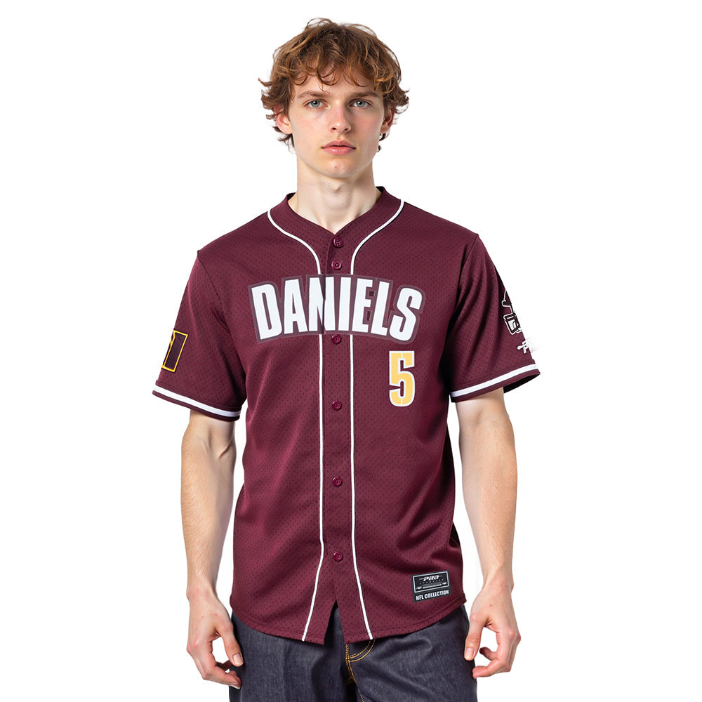 NFL WASHINGTON COMMANDERS JAYDEN DANIELS #5 CLASSIC MESH PNN CHEMISE BOUTONNÉE EN FILET POUR HOMME (LIE-DE-VIN)