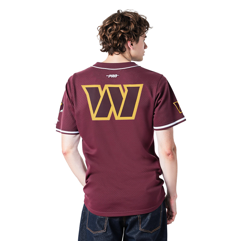 NFL WASHINGTON COMMANDERS JAYDEN DANIELS #5 CLASSIC MESH PNN CHEMISE BOUTONNÉE EN FILET POUR HOMME (LIE-DE-VIN)