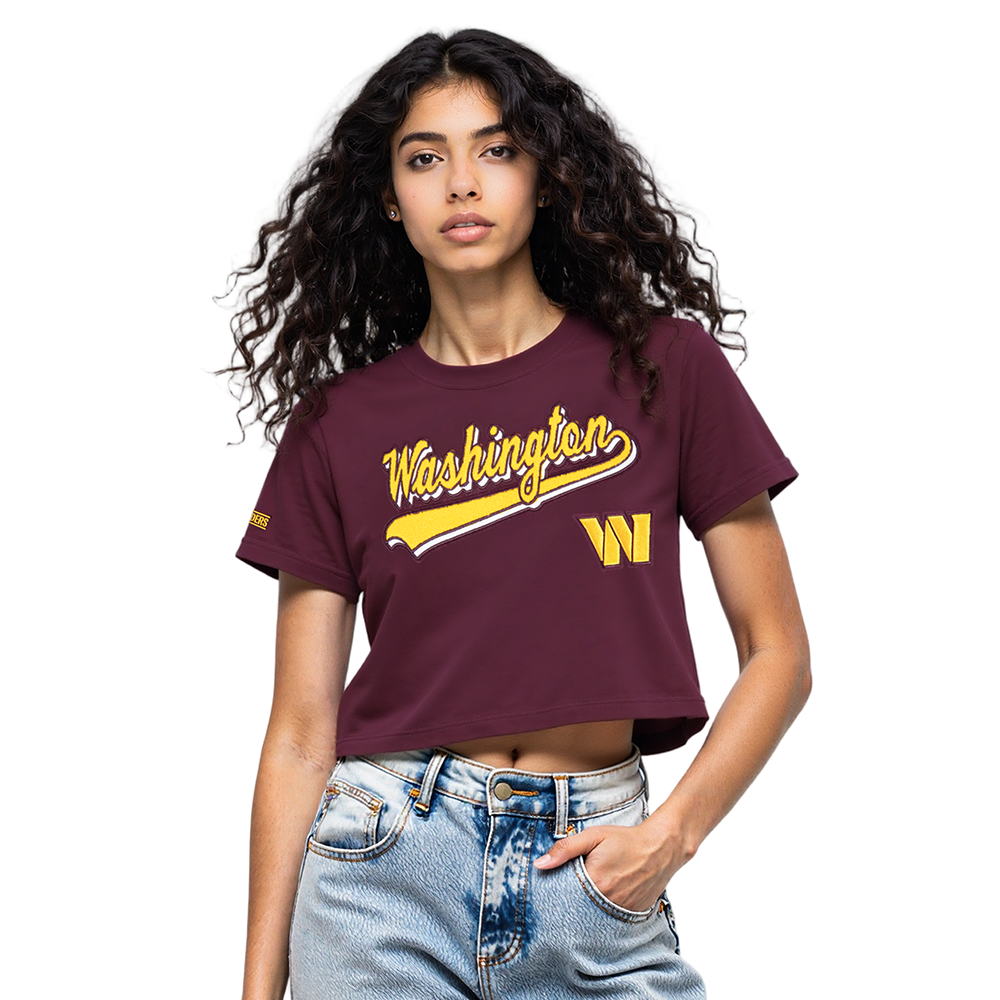 NFL WASHINGTON COMMANDERS SCRIPT TAIL T-SHIRT EN JERSEY SIMPLE À COUPE CARRÉE POUR FEMME (LIE-DE-VIN)