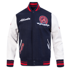 MLB ATLANTA BRAVES TEAM BADGE BLOUSON COLLÉGIAL EN LAINE À BORDS CÔTELÉS POUR HOMME (MARINE MINUIT/ROUGE/MARINE MINUIT)