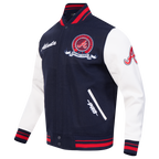 MLB ATLANTA BRAVES TEAM BADGE BLOUSON COLLÉGIAL EN LAINE À BORDS CÔTELÉS POUR HOMME (MARINE MINUIT/ROUGE/MARINE MINUIT)