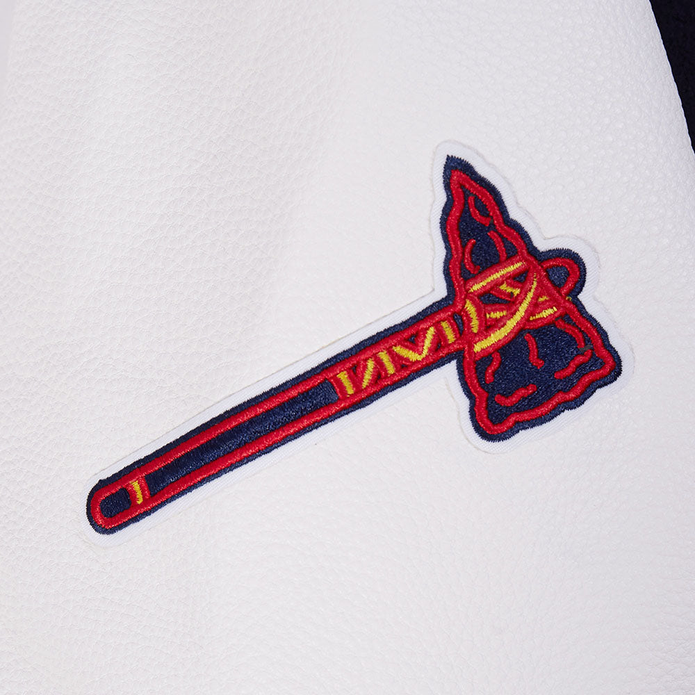 MLB ATLANTA BRAVES TEAM BADGE BLOUSON COLLÉGIAL EN LAINE À BORDS CÔTELÉS POUR HOMME (MARINE MINUIT/ROUGE/MARINE MINUIT)