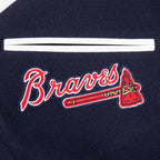MLB ATLANTA BRAVES TEAM BADGE BLOUSON COLLÉGIAL EN LAINE À BORDS CÔTELÉS POUR HOMME (MARINE MINUIT/ROUGE/MARINE MINUIT)