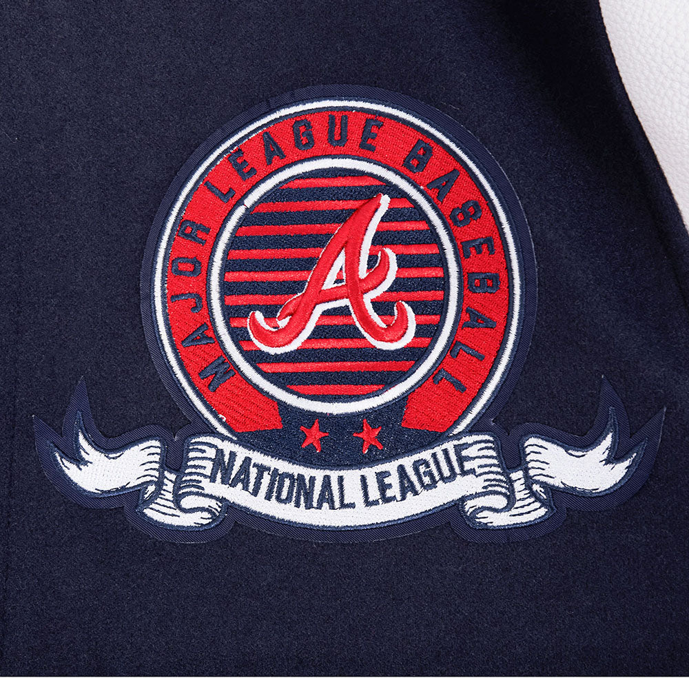 MLB ATLANTA BRAVES TEAM BADGE BLOUSON COLLÉGIAL EN LAINE À BORDS CÔTELÉS POUR HOMME (MARINE MINUIT/ROUGE/MARINE MINUIT)