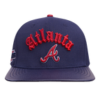 MLB ATLANTA BRAVES OLD ENGLISH CASQUETTE STRAPBACK EN CUIR À SIX PANNEAUX POUR UNISEXE (MARINE MINUIT)