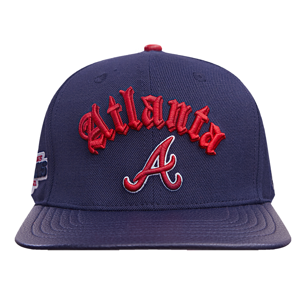 MLB ATLANTA BRAVES OLD ENGLISH CASQUETTE STRAPBACK EN CUIR À SIX PANNEAUX POUR UNISEXE (MARINE MINUIT)