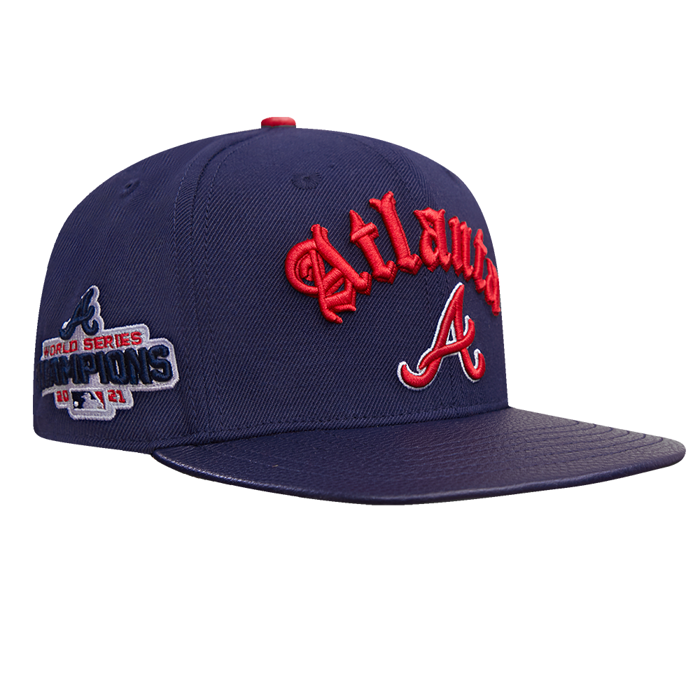 MLB ATLANTA BRAVES OLD ENGLISH CASQUETTE STRAPBACK EN CUIR À SIX PANNEAUX POUR UNISEXE (MARINE MINUIT)