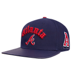 MLB ATLANTA BRAVES OLD ENGLISH CASQUETTE STRAPBACK EN CUIR À SIX PANNEAUX POUR UNISEXE (MARINE MINUIT)