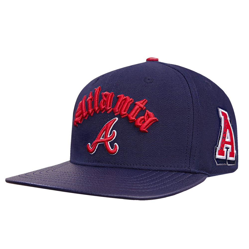 MLB ATLANTA BRAVES OLD ENGLISH CASQUETTE STRAPBACK EN CUIR À SIX PANNEAUX POUR UNISEXE (MARINE MINUIT)
