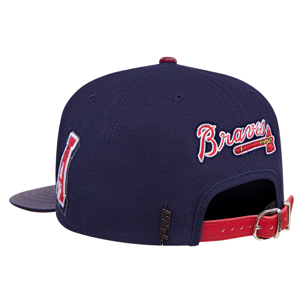 MLB ATLANTA BRAVES OLD ENGLISH CASQUETTE STRAPBACK EN CUIR À SIX PANNEAUX POUR UNISEXE (MARINE MINUIT)