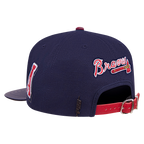 MLB ATLANTA BRAVES OLD ENGLISH CASQUETTE STRAPBACK EN CUIR À SIX PANNEAUX POUR UNISEXE (MARINE MINUIT)