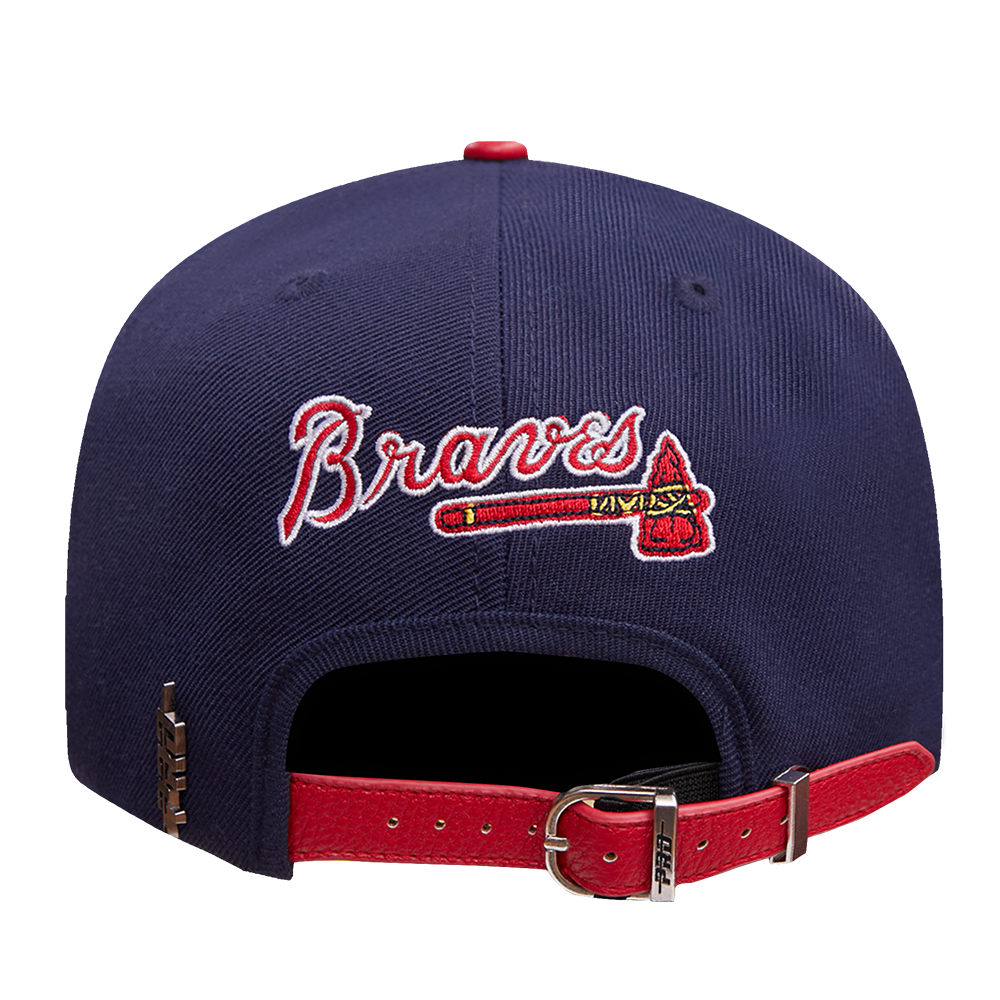 MLB ATLANTA BRAVES OLD ENGLISH CASQUETTE STRAPBACK EN CUIR À SIX PANNEAUX POUR UNISEXE (MARINE MINUIT)
