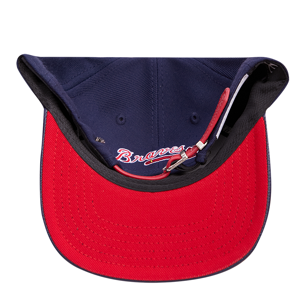 MLB ATLANTA BRAVES OLD ENGLISH CASQUETTE STRAPBACK EN CUIR À SIX PANNEAUX POUR UNISEXE (MARINE MINUIT)