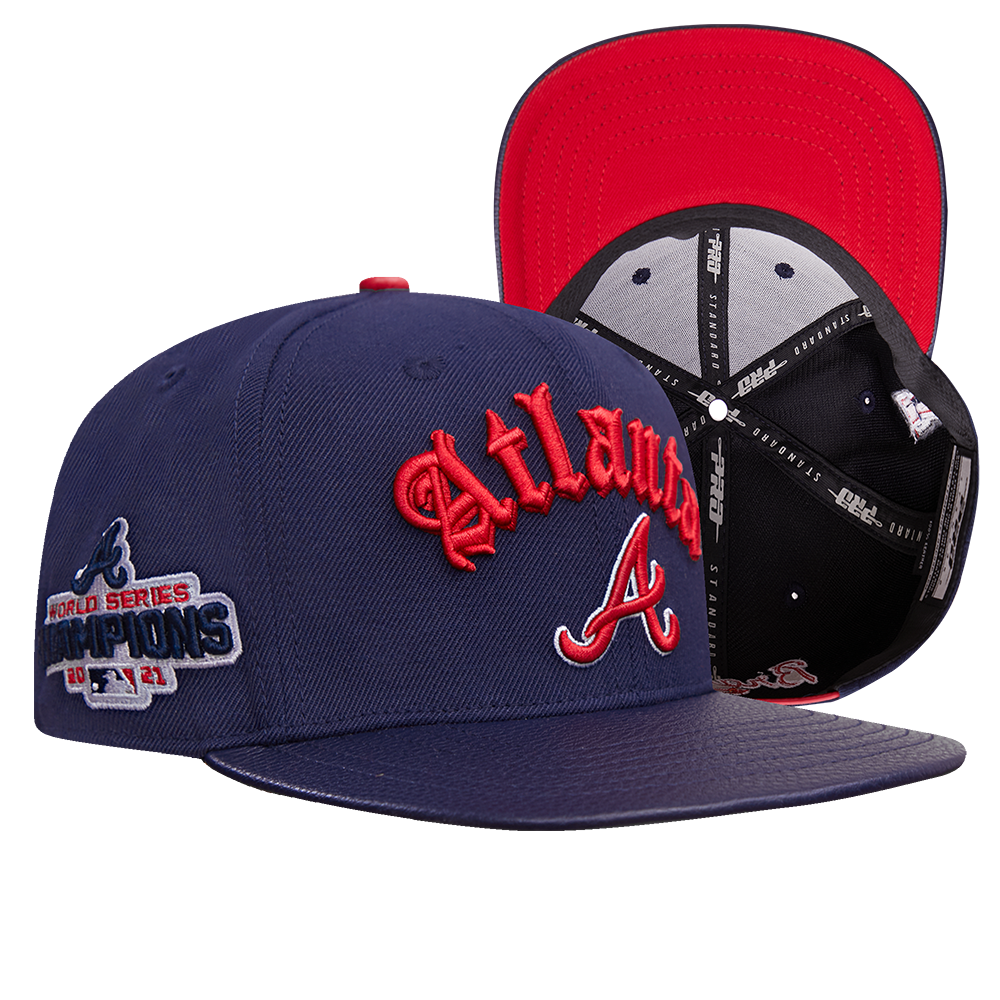 MLB ATLANTA BRAVES OLD ENGLISH CASQUETTE STRAPBACK EN CUIR À SIX PANNEAUX POUR UNISEXE (MARINE MINUIT)