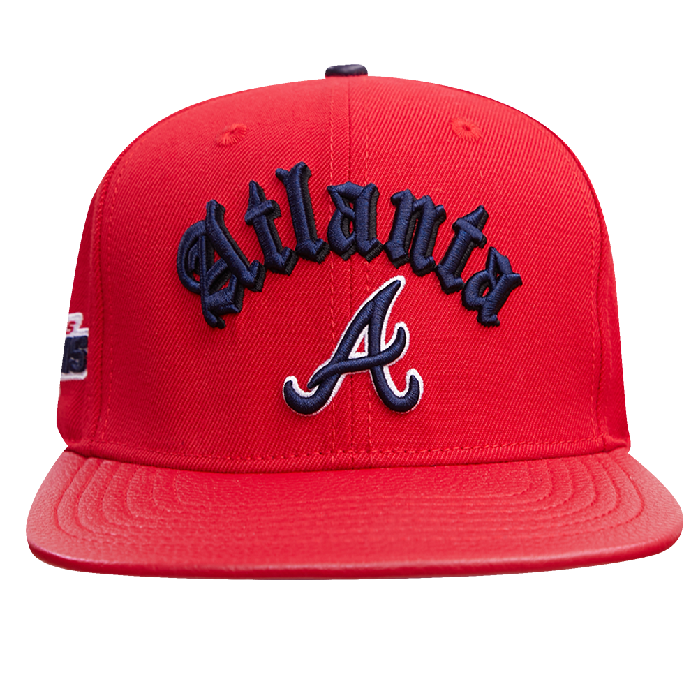 MLB ATLANTA BRAVES OLD ENGLISH CASQUETTE STRAPBACK EN CUIR À SIX PANNEAUX POUR UNISEXE (ROUGE)