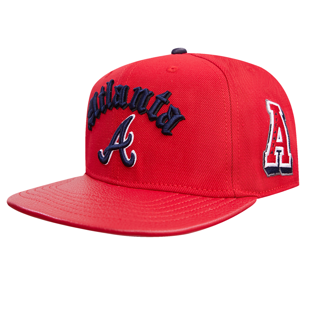 MLB ATLANTA BRAVES OLD ENGLISH CASQUETTE STRAPBACK EN CUIR À SIX PANNEAUX POUR UNISEXE (ROUGE)